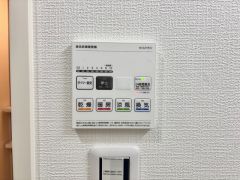 浴室暖房乾燥機付き。天候に左右されず、いつでも好きなときに洗濯物を干せるので、仕事や家事で忙しい方に重宝します。