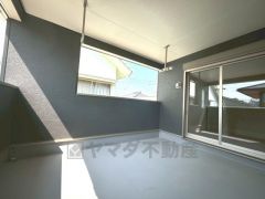 幅広のインナーバルコニーは多少の雨でも洗濯物を守ってくれ、家事を助けてくれること間違いなし。眩しすぎる日差しも和らげます。