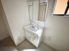 三面鏡にハンドシャワー付きで使いやすい洗面台です。