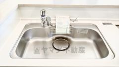 大きなお鍋も楽々洗える幅の広いシンクです＾＾ステンレスシンクなので簡単にお掃除できますよ。洗剤やスポンジもすっきりできる収納付き。