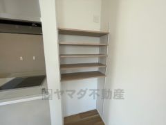キッチンカウンター端の棚にはお気に入りの雑貨や小物などを飾ることができ、見せる収納を楽しめます＾＾