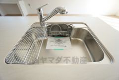 大きなお鍋も楽々洗える、幅が広いシンク。 洗剤や石鹸、スポンジもすっきりできる収納付き。