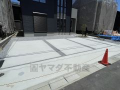 駐車スペース並列で3台分（車種による）あります。
