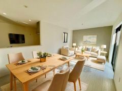 おしゃれなキッチンを中心とした開放的なリビング。お友達や親せきをお招きするのも楽しみです。