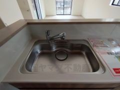キッチンシンクは洗剤やスポンジを収納出来るラック付き。広さも確保しているので、大きなお鍋も洗いやすいですね。