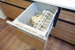 炊事時間を大幅に短縮できる食器洗浄乾燥機付き＾＾食器を洗う手間が減るので家族とのコミュニケーションの時間や自分の時間が増えますね。