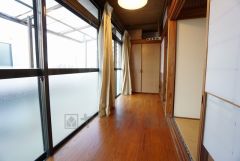 広縁付き。季節によっては開放して、のんびり休日を楽しみたい場所です。