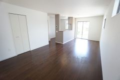 家族が集まる開放的なリビング。思い思いの時間を過ごしたり食事をしたり、素敵な団らんの場になりますね。