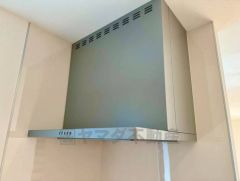 コンロ上には換気扇完備＾＾すぐ横に小窓が設けられているので、換気扇と合わせてWで換気できます。最新の設備で気持ちのいい生活を送れますね。