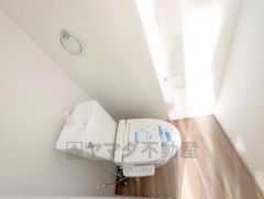 ウォシュレット付きトイレです。1階2階の2ヶ所にトイレがあるので、忙しい朝にもゆとりができますね＾＾