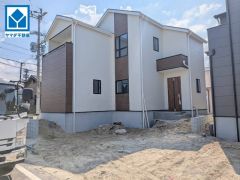 角地に建つ4LDK。WICをはじめ収納豊富な間取りで、お部屋をすっきり保ちながら快適に暮らせます＾＾