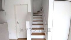 お子様も高齢の方も安心して上り下りができる手摺がついた安心設計です。