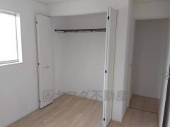 日中でも暗くなりがちな階段には、小窓を配置し採光も考えられたつくり＾＾手摺付きなので安全に上り下りできますね＾＾