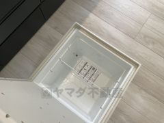 キッチンに床下収納があります。長期保存ができるもの、調理器具、防災グッズを入れておくのもいいですね。