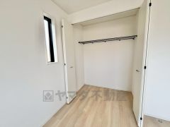 全居室収納付き。ハンガーパイプ下にボックスを置いて、枕棚を活用して、たっぷりと収納できそうです＾＾季節ごとのお洋服全てを収納できるので、衣替えも楽になりますね＾＾