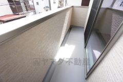 陽当たりの良いバルコニーです。お洗濯やお布団干しはもちろん、日光浴スペースにも＾＾足元は防水工事施工済です。 