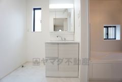 三面鏡つき洗面台。収納も一体型になっているので、化粧品や予備の歯ブラシ等もきれいに整頓できますね＾＾