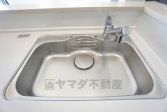 キッチンシンクは洗剤やスポンジを収納出来るラック付き。広さも確保しているので、大きなお鍋も洗いやすいですね。