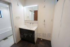 三面鏡つき洗面台。収納も一体型になっているので、ドライヤーやヘアアイロンの置き場に困りませんね。