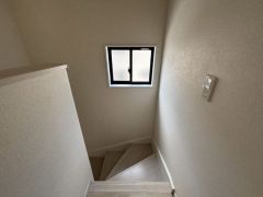 日中でも暗くなりがちな階段には、小窓を配置し採光も考えられたつくり＾＾手摺付きなので安全に上り下りできますね＾＾