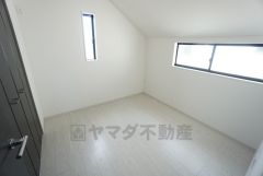 暖かい日差しが差し込む洋室。たっぷり収納できるクローゼット付きでお部屋の中をすっきりと快適に保てます。