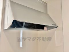 コンロ上には換気扇完備＾＾すぐ横に小窓が設けられているので、換気扇と合わせてWで換気できます＾＾