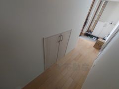 階段下収納付き。すぐ横のトイレや玄関に関するストック品、季節物のお荷物、お掃除グッズなどを置いておくととっても便利ですね＾＾