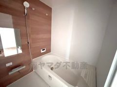 1日の疲れを癒すくつろぎのバスルーム。足を伸ばしてもゆったりと入れるサイズです。お子様と一緒にお風呂に入っても狭くないですね＾＾