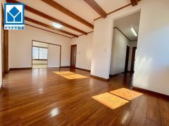 天井のおしゃれな梁が魅力的な18帖のリビング空間＾＾奥には6帖の和室を続き間としてご用意。