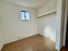 5.2帖の洋室は南面で明るいお部屋です。