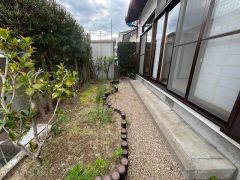 縁側感覚でくつろげる、落ち着きのある庭付き住戸。