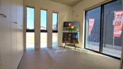 リビングからの続き間として和室をご用意しました。普段はリビングとつなげて開放的なスペースとして、来客時には客間としてお使いいただけます。