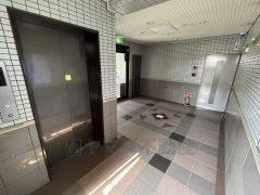 エレベーター完備。重たい荷物を持っていても楽に上り下りできますね。週末にまとめ買いしても安心です。