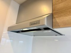 コンロ上には換気扇完備＾＾すぐ横に小窓が設けられているので、換気扇と合わせてWで換気できます＾＾