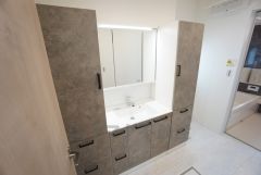 三面鏡つき洗面台。収納も一体型になっているので、化粧品や予備の歯ブラシ等もきれいに整頓できますね＾＾