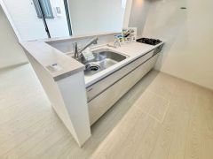 収納も、作業スペースも広々と設けられた使いやすいシステムキッチンです＾＾カウンターキッチンなので、ご家族と会話をしながら楽しくお料理ができます＾＾