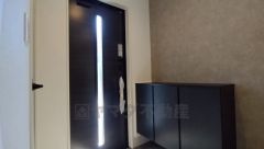 採光も考えられた明るい玄関です。棚の上にお花や写真を飾っても良いですね。