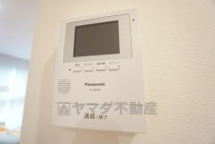 防犯はもちろん、セールスマン対策にもなるモニター付きインターホンです。 来訪者の顔が見えるので安心ですね＾＾