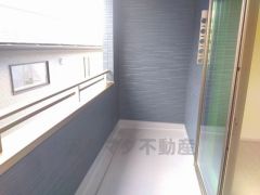 お洗濯物を干すスペースとしても十分な広さがあります。  お天気の良い日はお洗濯物がよく乾きそうな日当たり良好のバルコニー＾＾