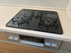 3種類の料理が同時に調理できる、3口ガスコンロ。忙しい夕食の支度時間が短縮できて効率よくお料理が楽しめます。