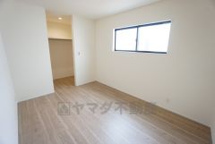窓を高い位置に設け、プライバシーも確保しつつも、外からの光を効率よく取り入れます＾＾