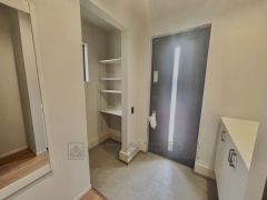 玄関にはシューズボックスとSIC付き　ご家族全員分の靴からベビーカーやゴルフバッグなどもしっかり収納できます