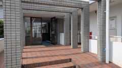 落ち着いたグレーのタイルとレンガ調の床が魅力的。防犯カメラや段差のないスロープも備えています＾＾