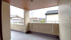 幅広のインナーバルコニーは多少の雨でも洗濯物を守ってくれ、家事を助けてくれること間違いなし。眩しすぎる日差しも和らげます。