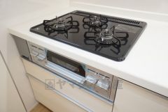 3種類の料理が同時に調理できる、3口ガスコンロ。忙しい夕食の支度時間が短縮できて効率よくお料理が楽しめます。
