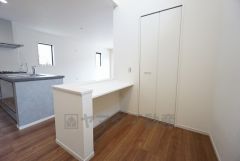 キッチン横にはスタディーカウンターとウォークインクローゼット付き。 お子さまの勉強スペースや作業の場、家事の合間の一息休憩にも＾＾ 物が沢山集まりがちなリビングに収納スペースがあると便利ですね＾＾