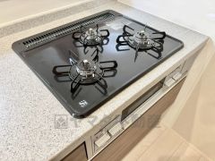 3種類の料理が同時に調理できる、3口ガスコンロ。