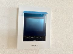 防犯性、セキュリティ対策に安心できるテレビモニター付きインターフォンです。セールスマン対策にもなり安心できます。