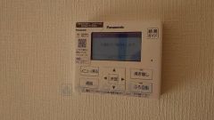 お湯張り、追い炊き、足し湯がボタン一つで楽々操作できる非常に便利な給湯機リモコンです。追い炊きがついていると寒い冬は水道代の節約にもなるので助かりますね