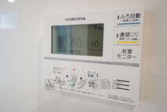 キッチン横からお湯張り、追い炊き、足し湯がボタン一つで楽々操作できる給湯機リモコンです＾＾忙しい夕飯の準備の時間帯に重宝しますね。